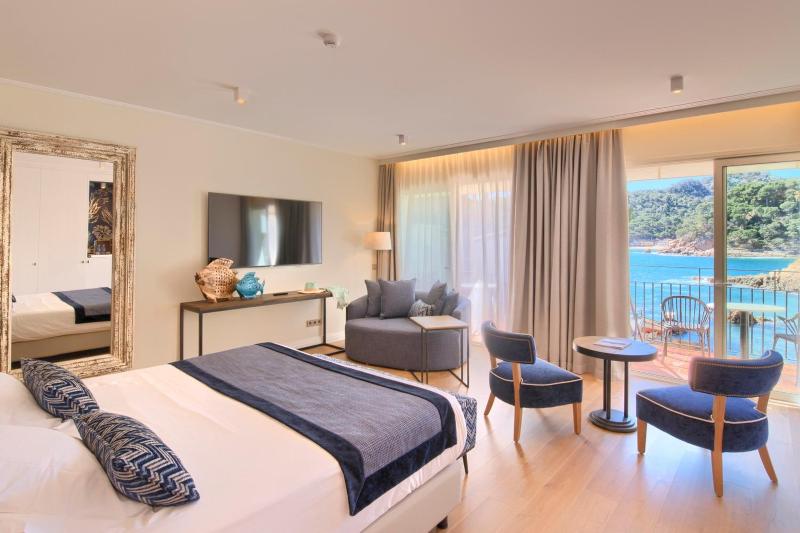 Double or Twin Room with terrace and sea view (2 Adults + 1 Child) image 4