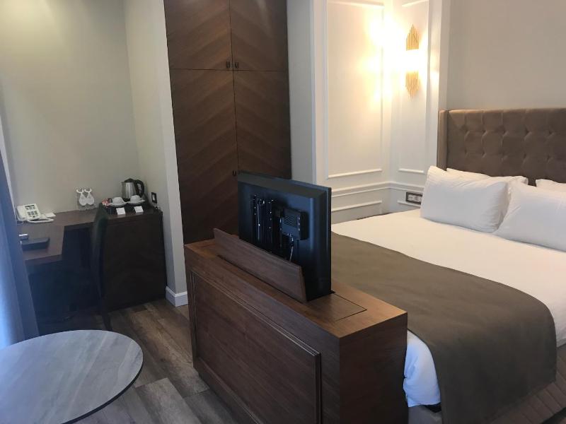 Superior Queen Room image 2