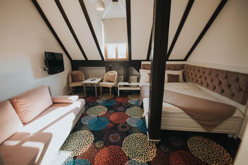 Deluxe Double Room with Extra Bed image 3