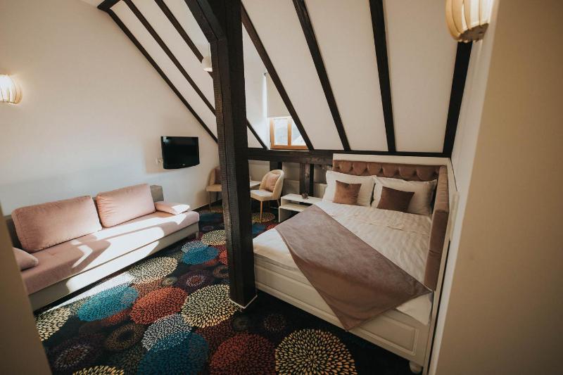 Deluxe Double Room with Extra Bed image 2