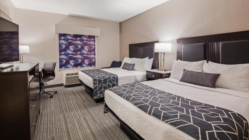 Standard Queen Room with Two Queen Beds image 4