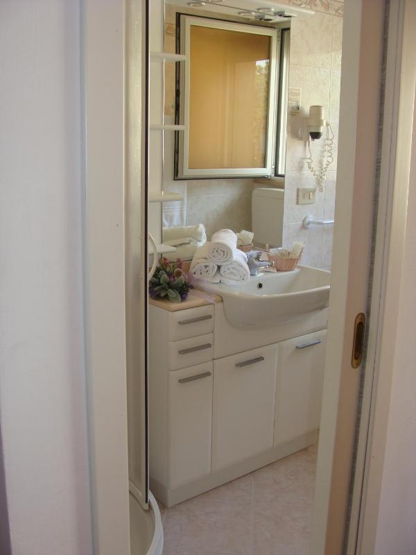 Basic Triple Room image 3