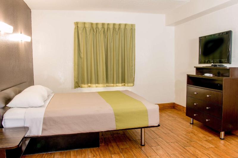Queen Room - Non-Smoking image 3