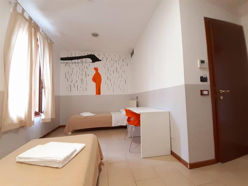 Twin Room image 3