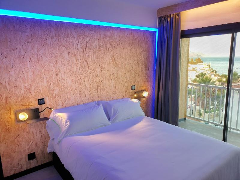 Double Room with Balcony and Sea View image 2