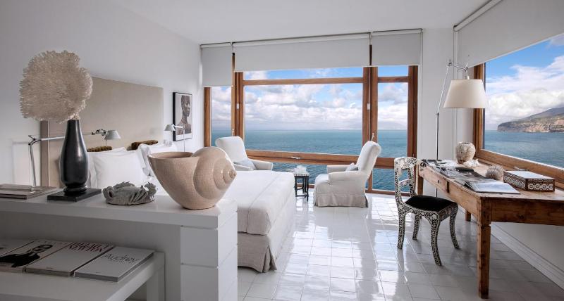 Superior Corner with Sea View image 3