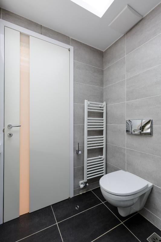 One-Bedroom Apartment image 4