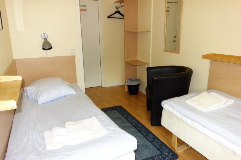 Standard Twin Room image 4