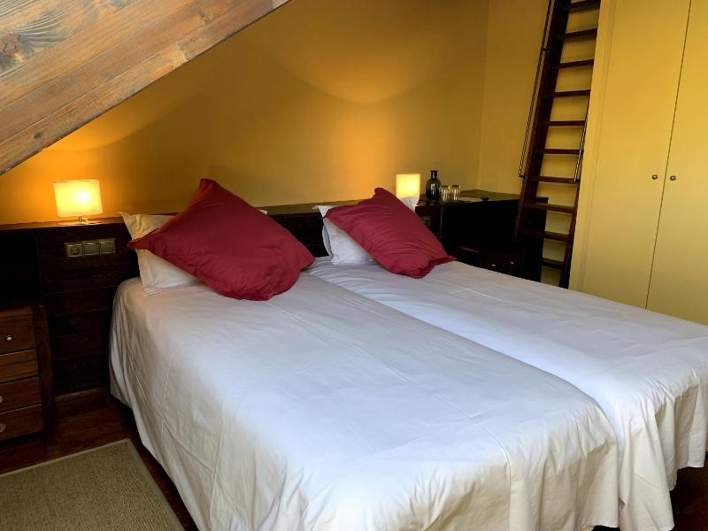 Standard Twin Room with Mountain View image 4