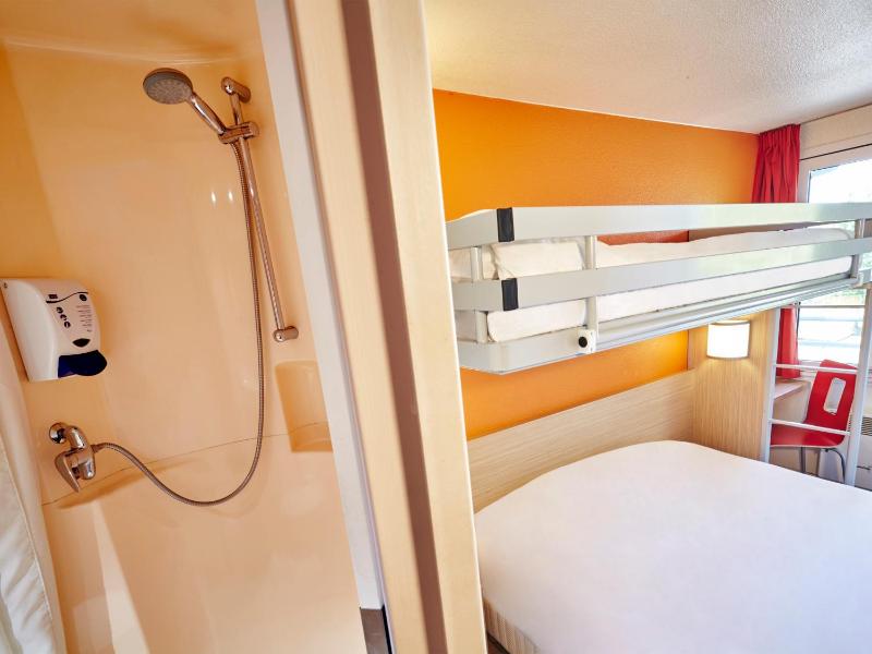 Triple Room (1 Double Bed + 1 Single Bed) image 4