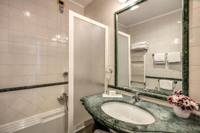 Standard Double Room image 4