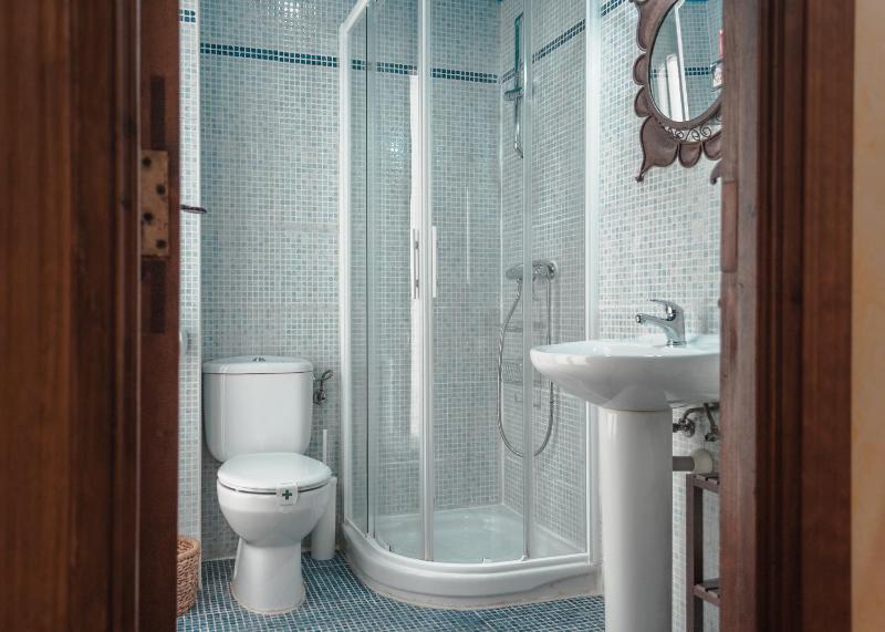Standard Queen Room image 3
