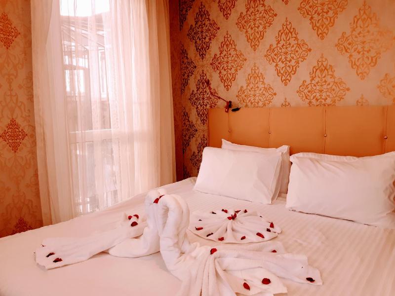 Suite with Balcony and Sea View image 3