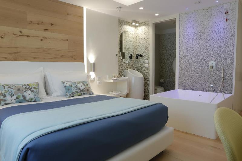 Deluxe Double Room with Bath image 1