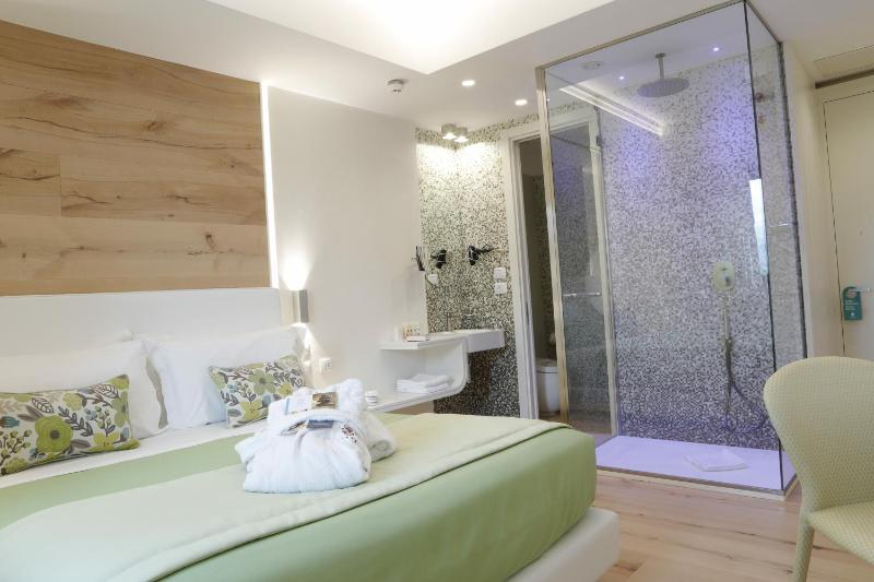 Deluxe Double or Twin Room image 1