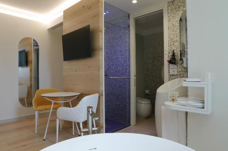 Deluxe Junior Suite image 3