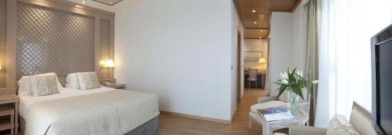 Classic Triple Room with City View image 2