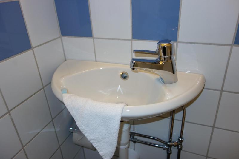 Twin Room with Private Toilet image 2