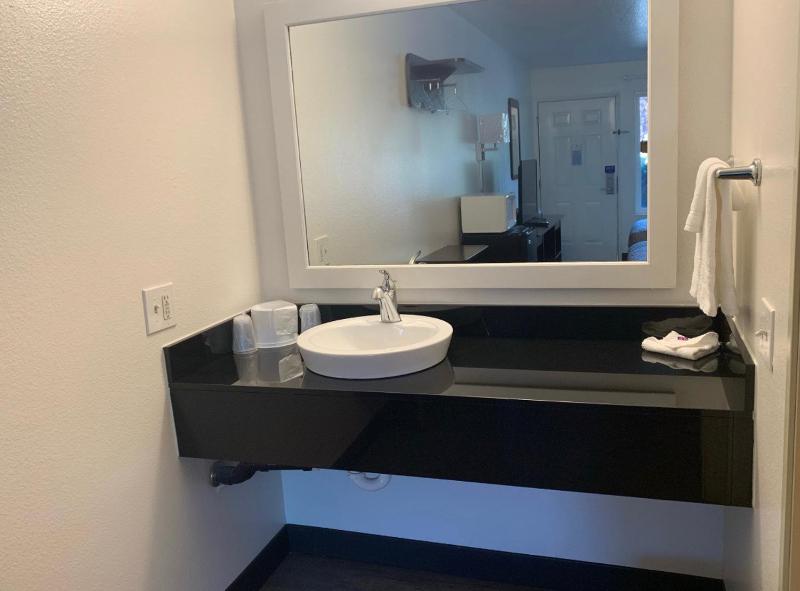 Deluxe Queen Room with Two Queen Beds - Non-Smoking image 1