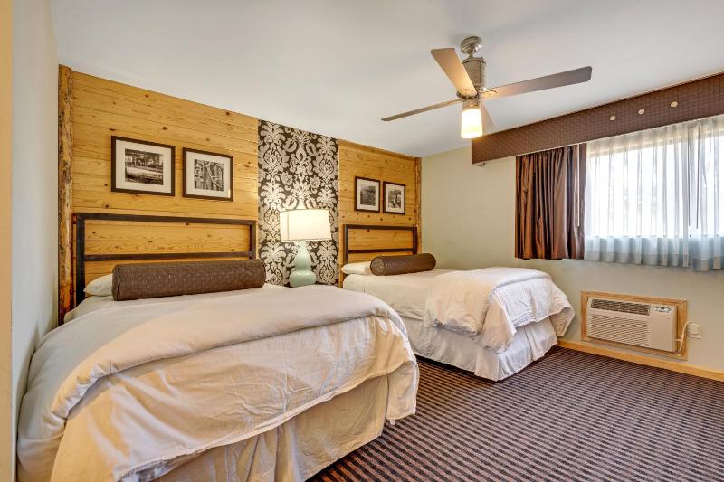 Deluxe Double Room with Two Double Beds image 2