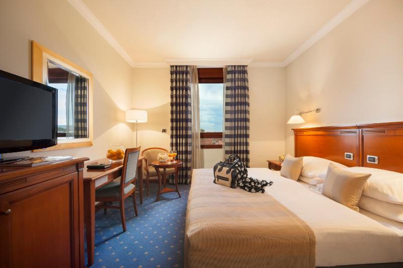 Double King Room image 1
