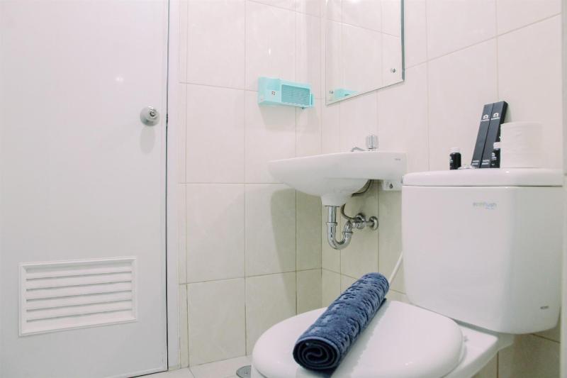Nice 2BR at Springlake Summarecon Bekasi Apartment By Travelio - image 5