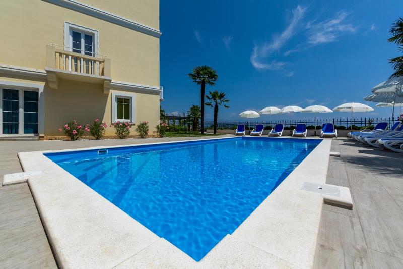Double Room with Balcony and Sea View image 4