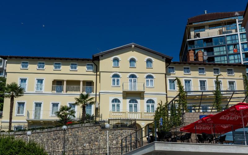 Double Room with Balcony and Sea View image 3