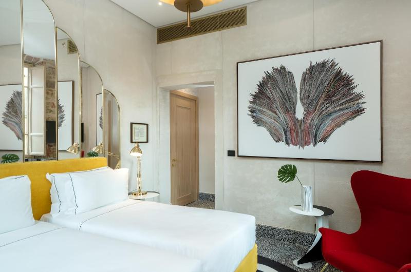 Deluxe Twin Room image 2