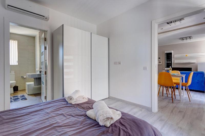 Modern Apartment just off the Promenade - image 16
