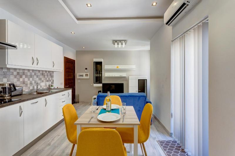 Modern Apartment just off the Promenade - image 10
