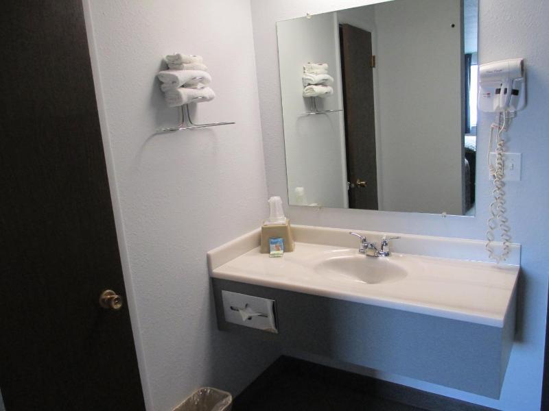 Queen Room image 4