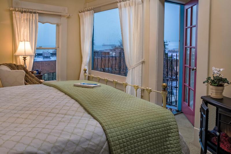 Queen Room with Balcony image 1