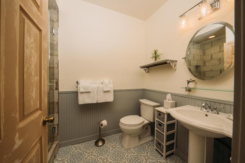 Queen Room with Balcony image 3
