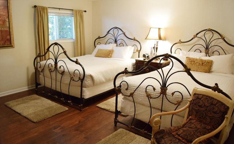 Queen Room with Two Queen Beds image 2
