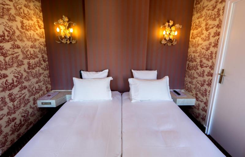 Deluxe Double or Twin Room with Eiffel Tower View image 3