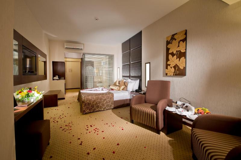 Corner Room image 4