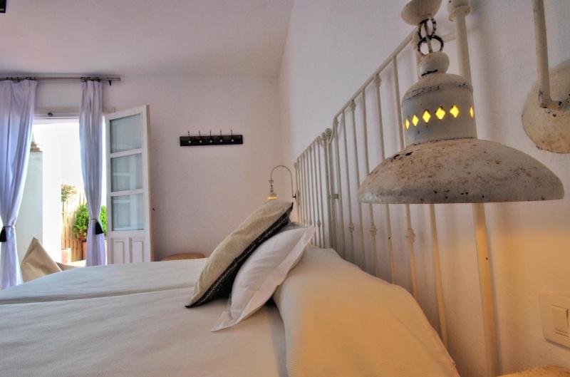 Double or Twin Room with Terrace with City View image 3