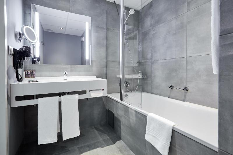 Standard Twin Room image 3