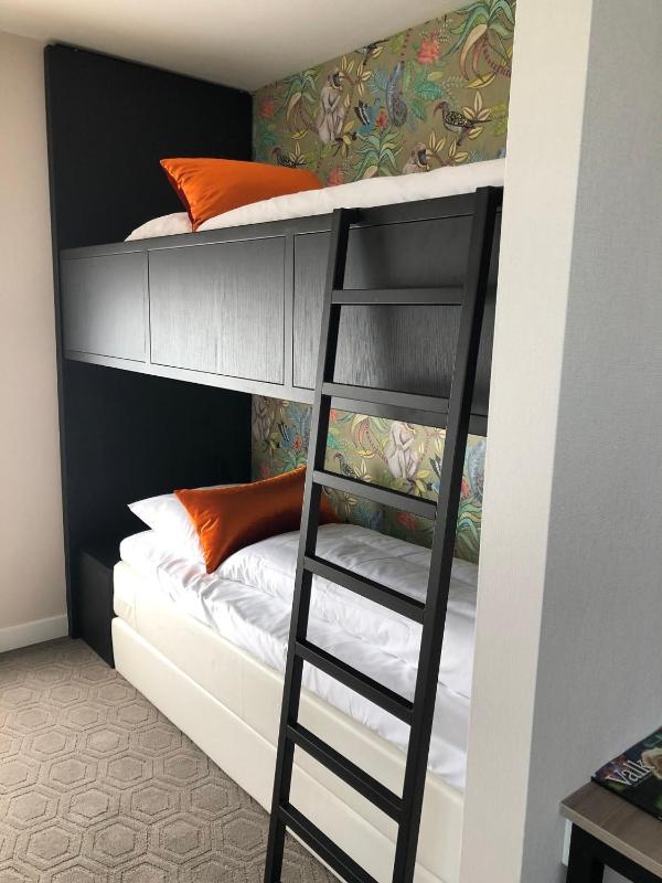 Deluxe Family Room image 3