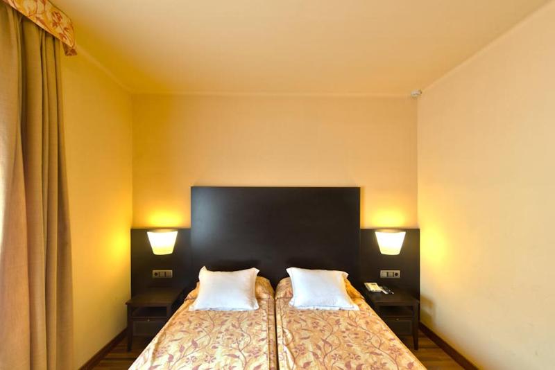 Double or Twin Room image 3