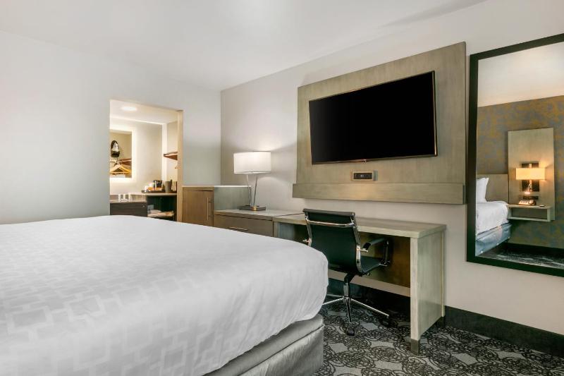 Standard King Room image 3