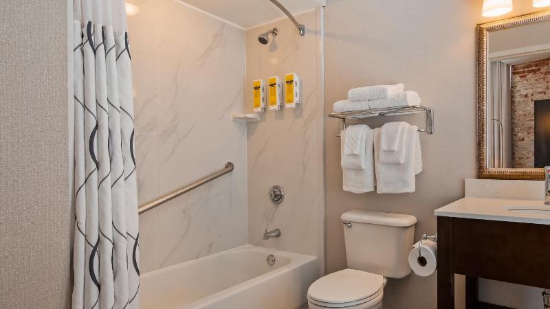 Best Western Plus St. Christopher Hotel - image 9