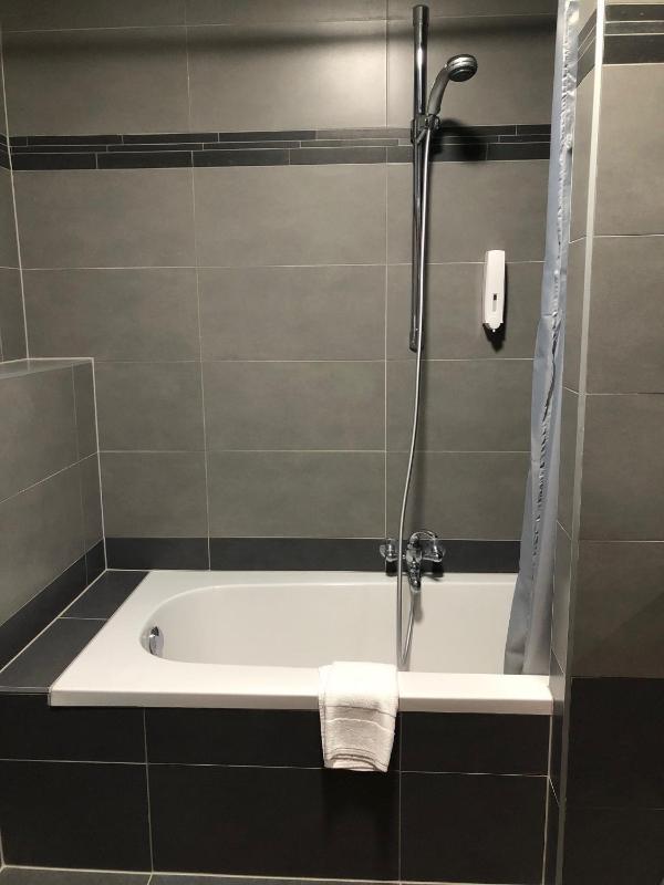 Deluxe Double Room with Bath image 4
