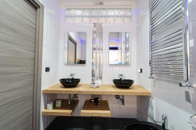 Queen Suite with Spa Bath image 4