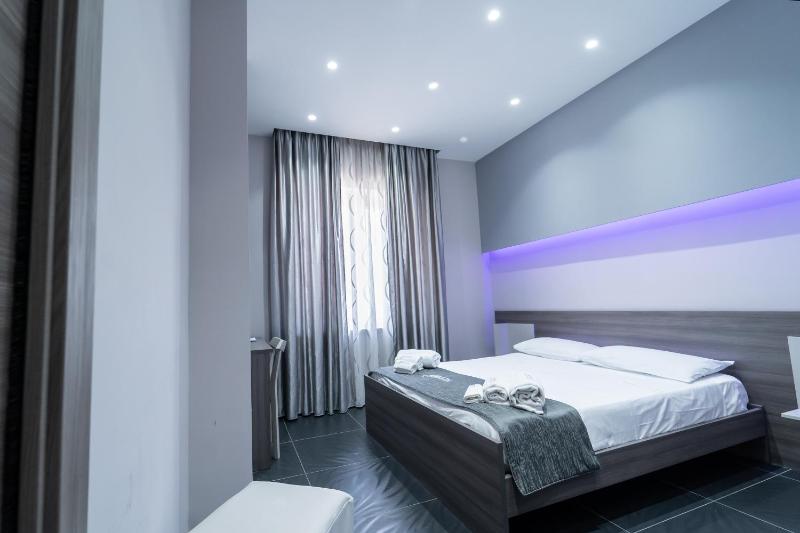 Standard Double Room image 4