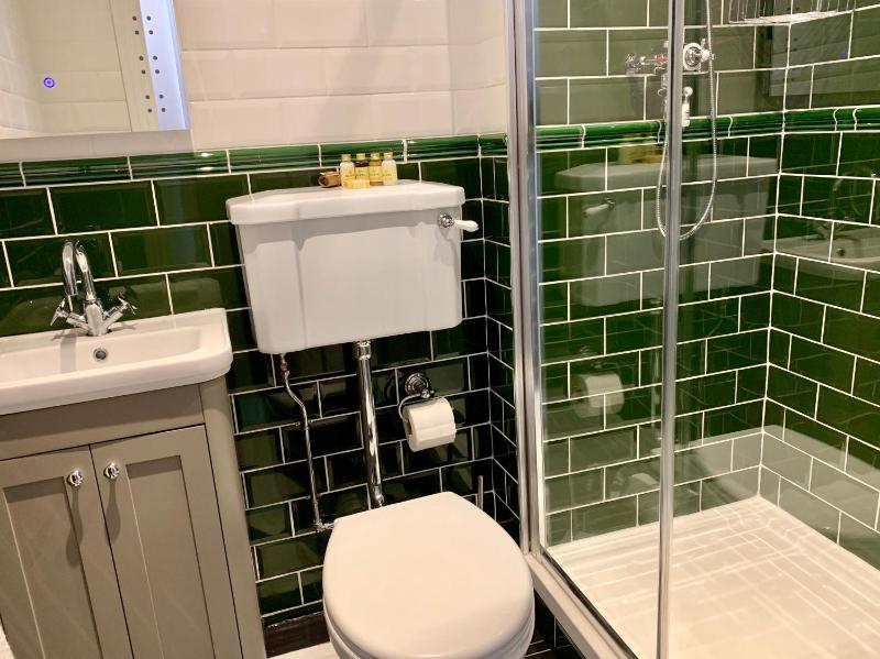 Twin Room with Shower image 2