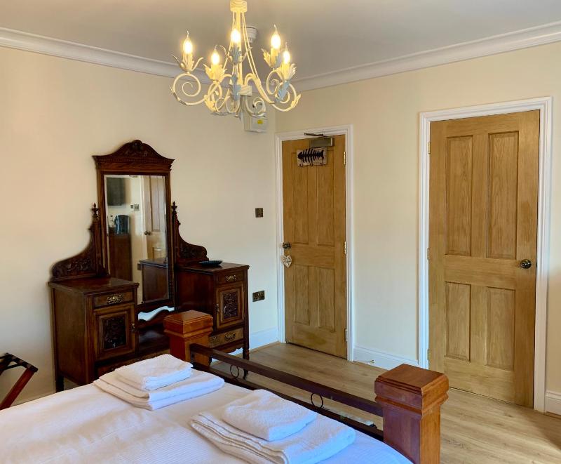 Double Room image 3