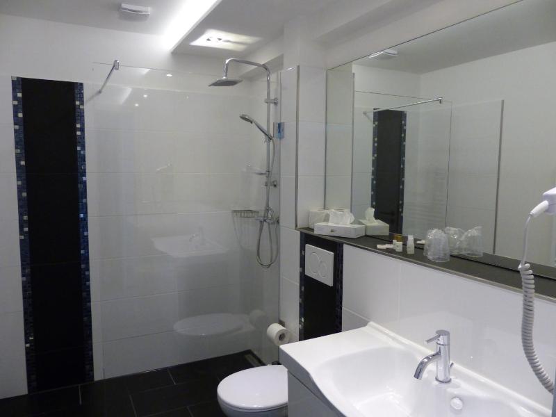 Double Room image 3