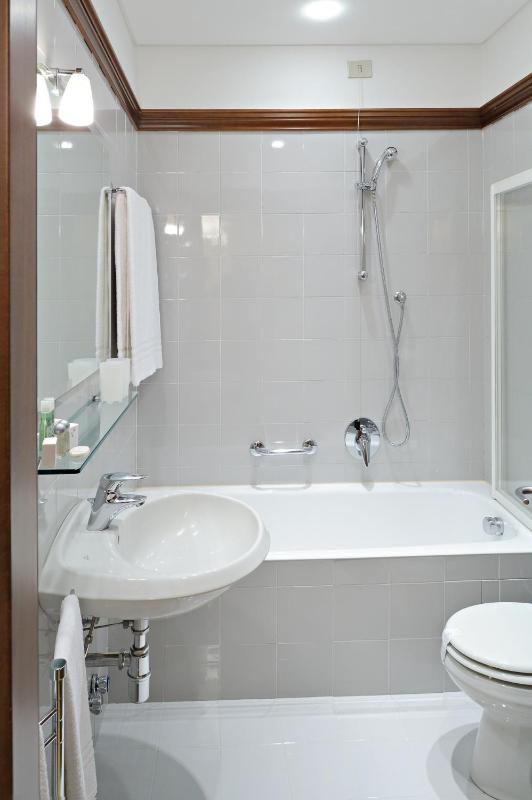 Double Room with Balcony image 3